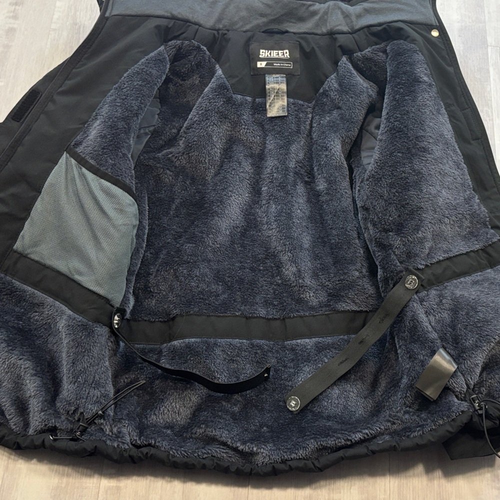 Skieer Waterproof Ski Jacket with detachable hood. Inside pockets. Size small. - Picture 6 of 10